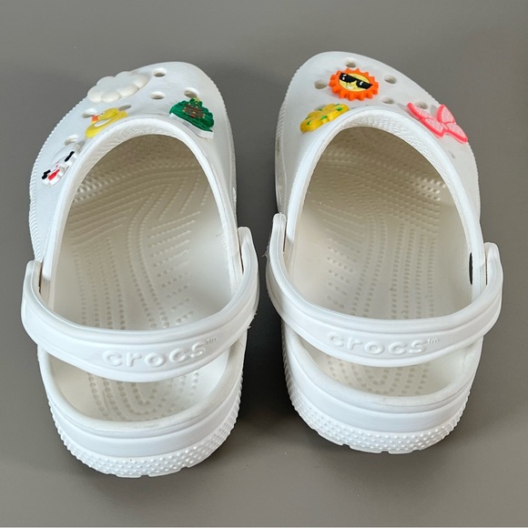 Crocs Classic White Clogs With Charms Unisex Men’s 7 Women’s 9 - Picture 10 of 11